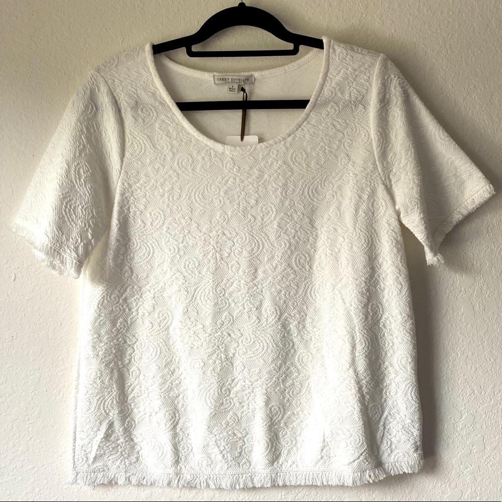 Green Envelope Textured Raw Hem White Top | Size L